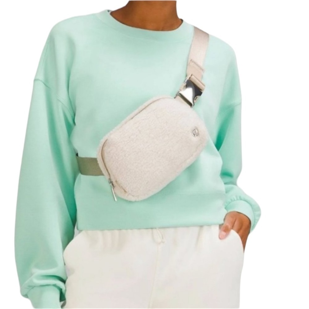 Lululemon Athletica Everywhere Fleece Belt Bag. NWT